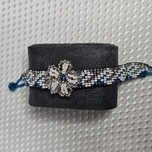 GLASS BEADED BRACLET WITH FLOWER